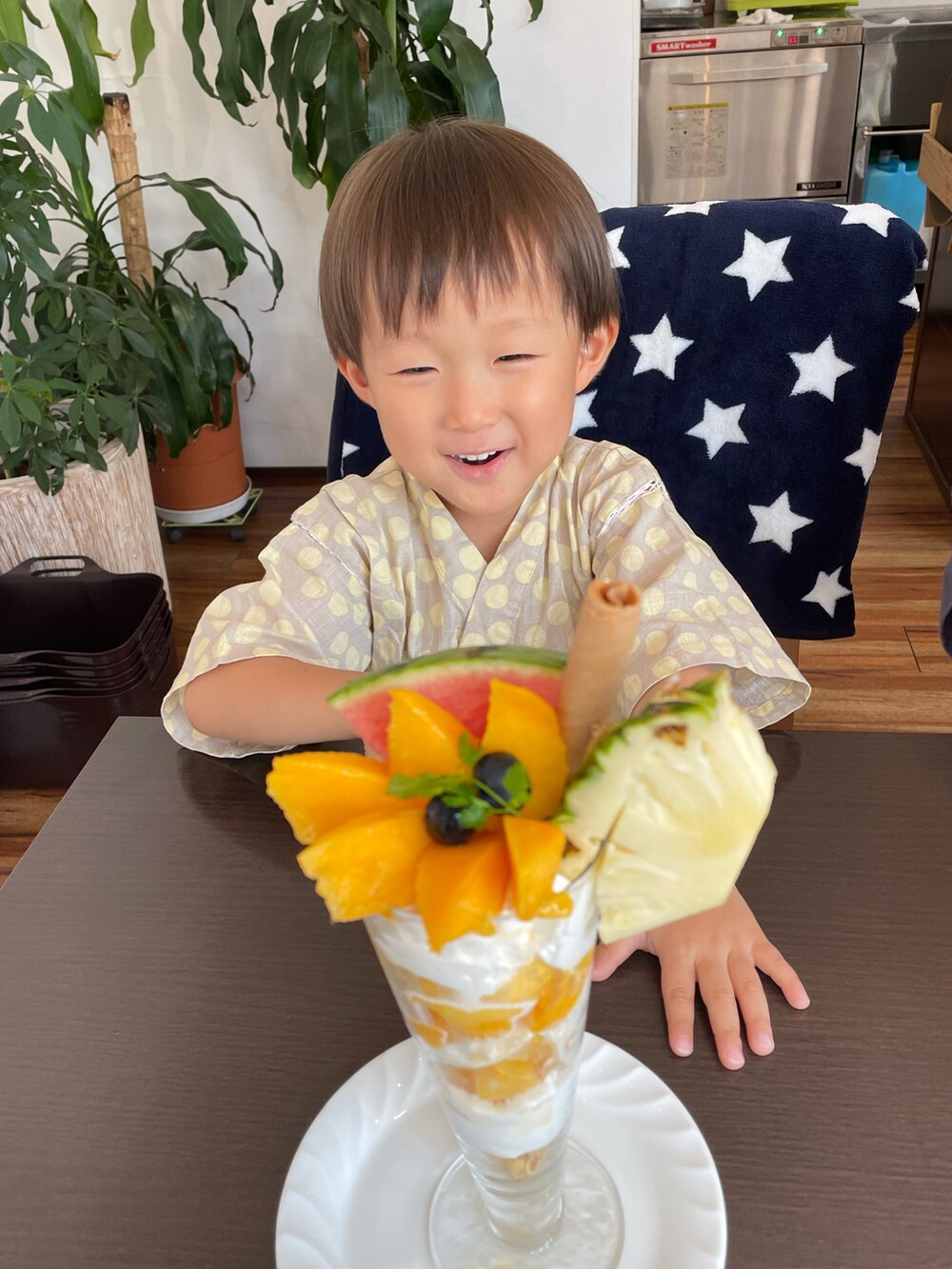 ブラック系のショルダーバッグ、グレー系のスニーカー、ブラウン系のハットを着用したキッズの夏コーディネートの5枚目の写真