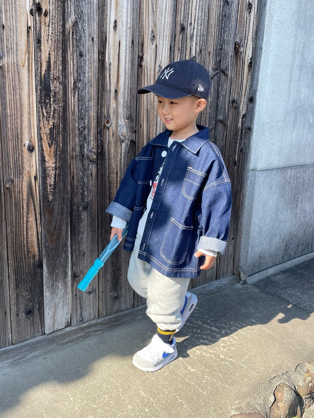 ホワイト系のTシャツ/カットソー、ブルー系のデニムジャケット、グレー系のスウェットパンツを着用したキッズの秋コーディネートの5枚目の写真