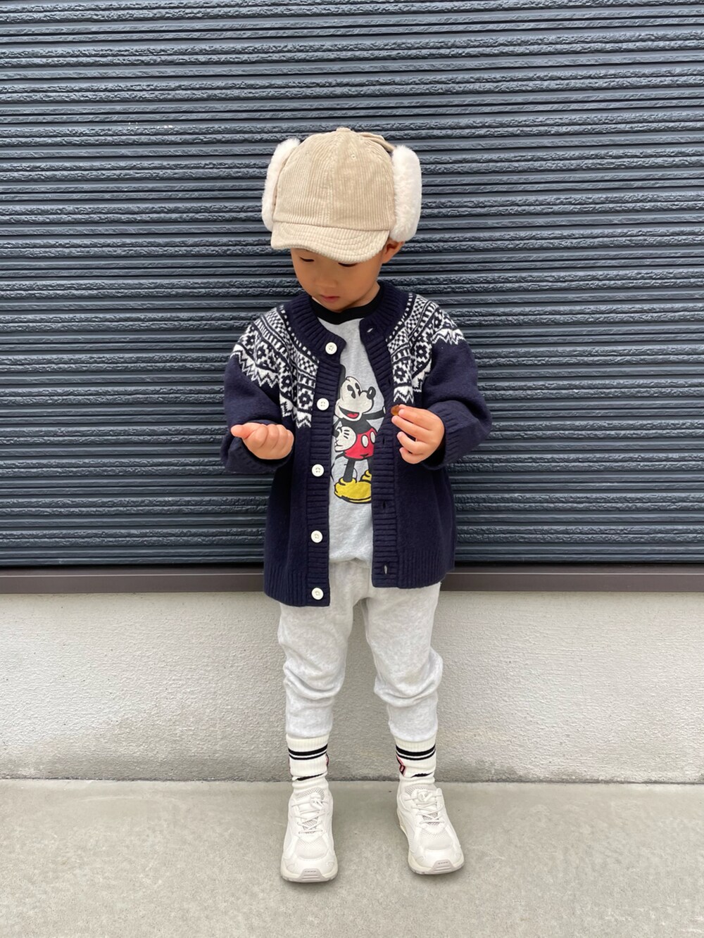 ブルー系のカーディガン/ボレロ、グレー系のTシャツ/カットソー、ホワイト系のその他パンツを着用したキッズの秋コーディネートの2枚目の写真