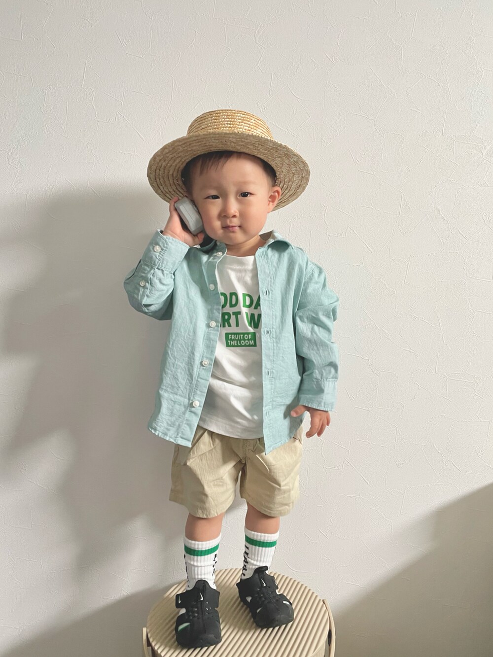 グリーン系のシャツ/ブラウス、ホワイト系のTシャツ/カットソー、ベージュ系のその他パンツを着用したキッズの春コーディネートの5枚目の写真