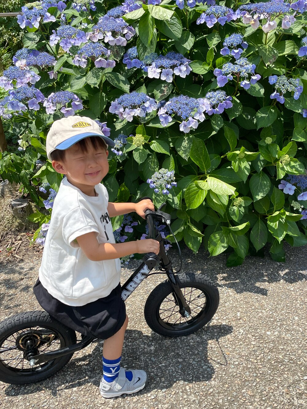 ホワイト系のスウェット、ブラック系のその他パンツ、ホワイト系のスニーカーを着用したキッズの夏コーディネートの5枚目の写真