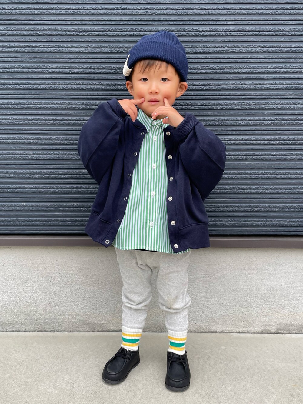 グリーン系のシャツ/ブラウス、ブルー系のカーディガン/ボレロ、ホワイト系のその他パンツを着用したキッズの春コーディネートの4枚目の写真