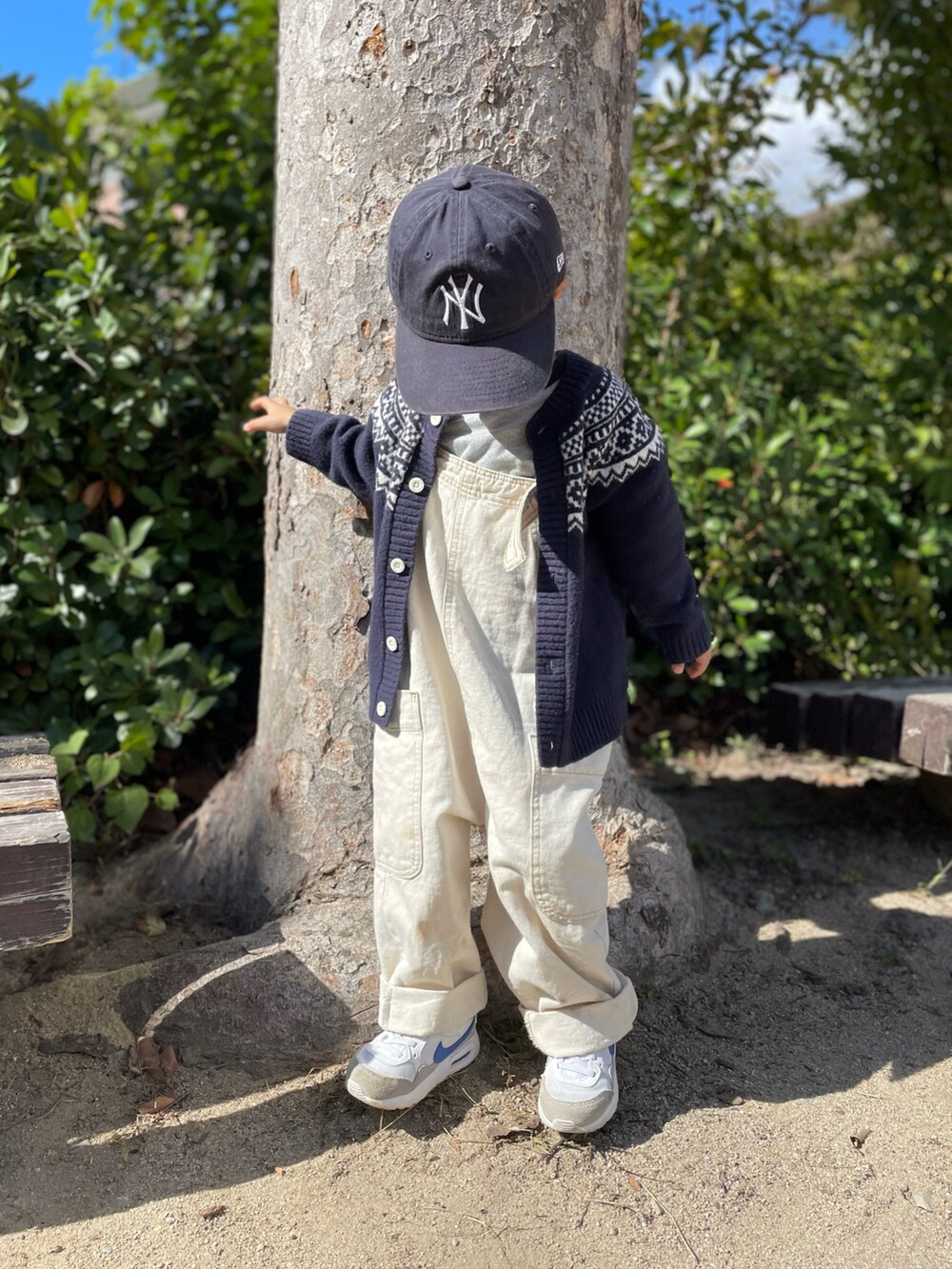 グレー系のTシャツ/カットソー、ブルー系のカーディガン/ボレロ、ホワイト系のサロペット/オーバーオールを着用したキッズの秋コーディネートの5枚目の写真