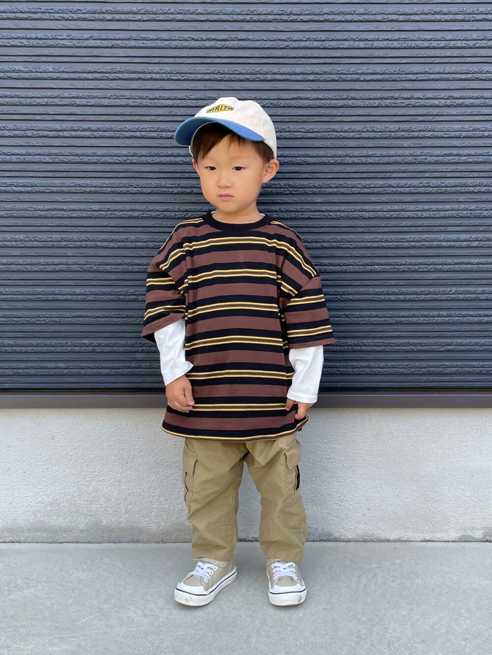 ブラウン系のTシャツ/カットソー、ホワイト系のTシャツ/カットソー、ベージュ系のカーゴパンツを着用したキッズの春コーディネートの2枚目の写真