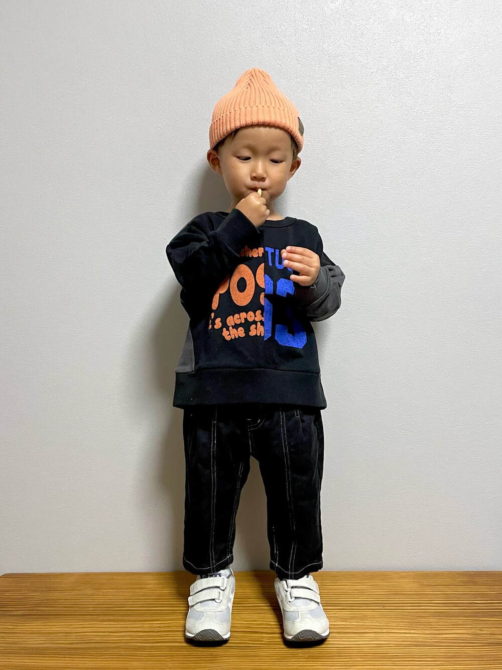 ブラック系のスウェット、ブラック系のパンツ、グレー系のスニーカーを着用したキッズの秋コーディネートの5枚目の写真