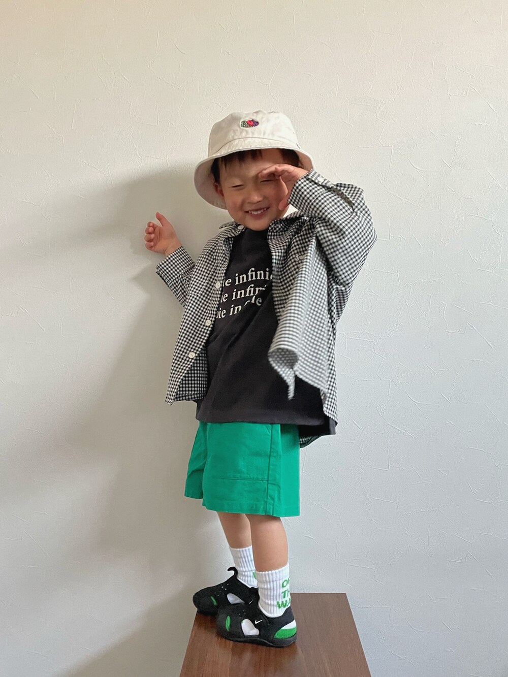 グレー系のTシャツ/カットソー、ブラック系のシャツ/ブラウス、グリーン系のパンツを着用したキッズの春コーディネートの3枚目の写真