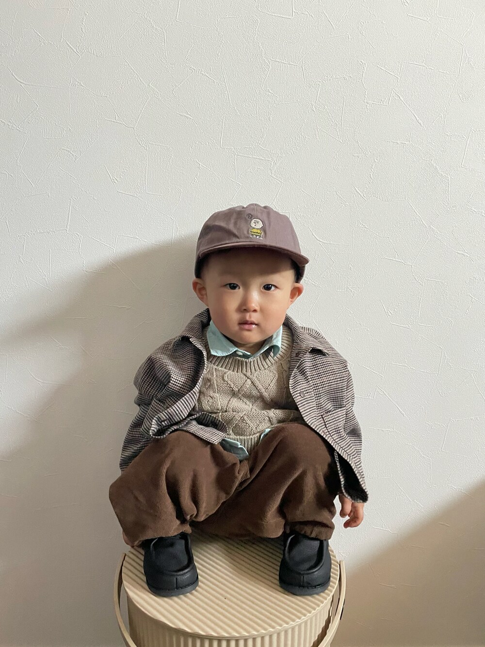 グリーン系のベスト、ブラウン系のシャツ/ブラウス、ブラウン系のパンツを着用したキッズの春コーディネートの4枚目の写真