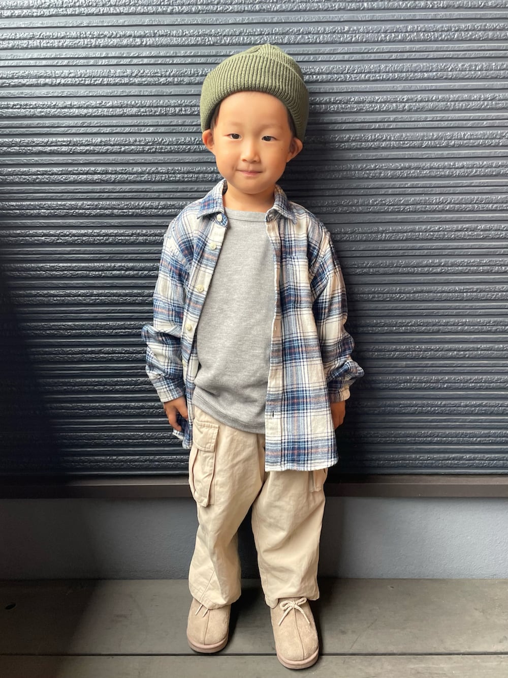 ブルー系のシャツ/ブラウス、グレー系のTシャツ/カットソー、ベージュ系のその他パンツを着用したキッズの秋コーディネートの5枚目の写真