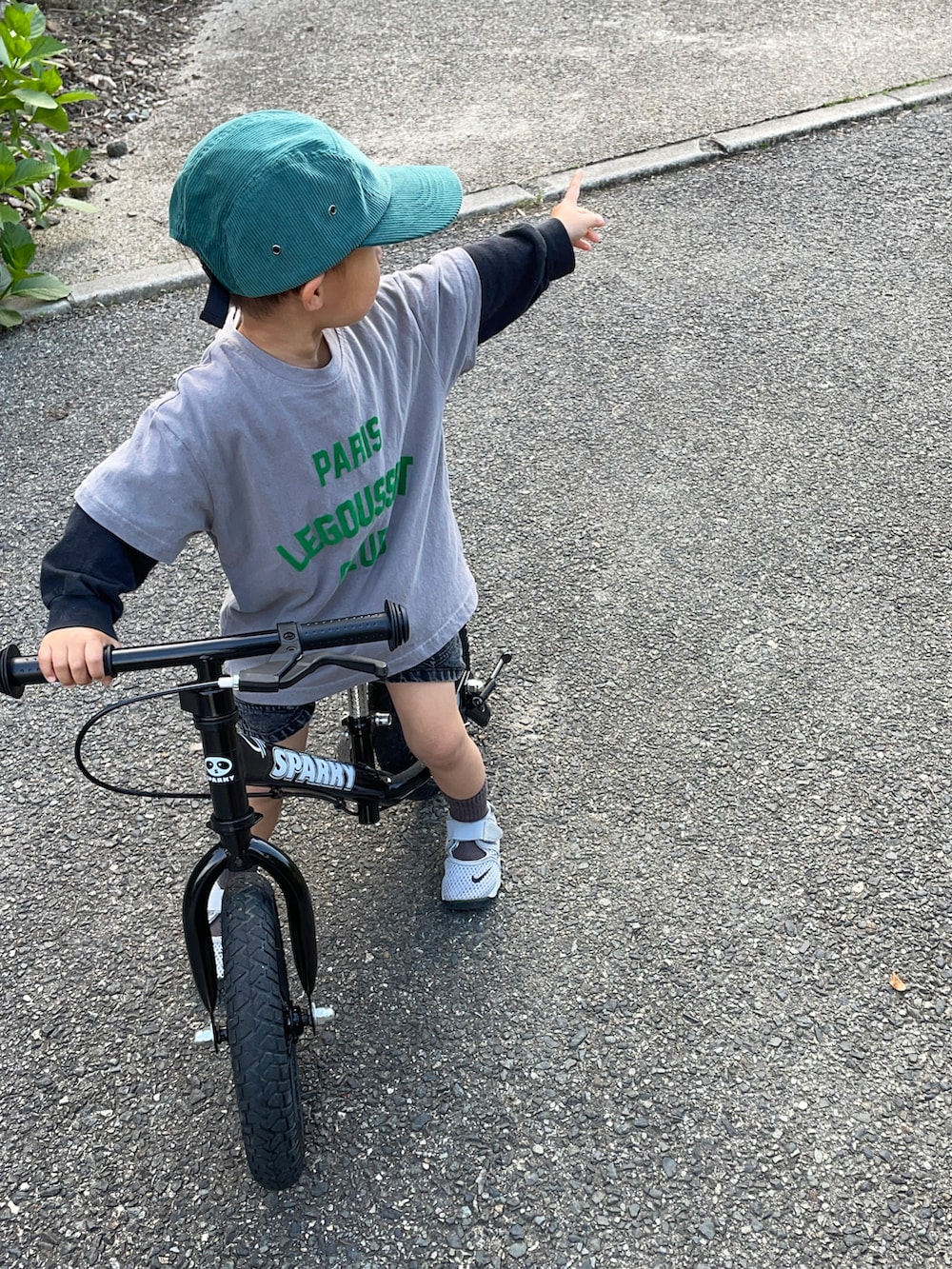 グレー系のTシャツ/カットソー、ブラック系のその他パンツ、グレー系のスニーカーを着用したキッズの春コーディネートの5枚目の写真