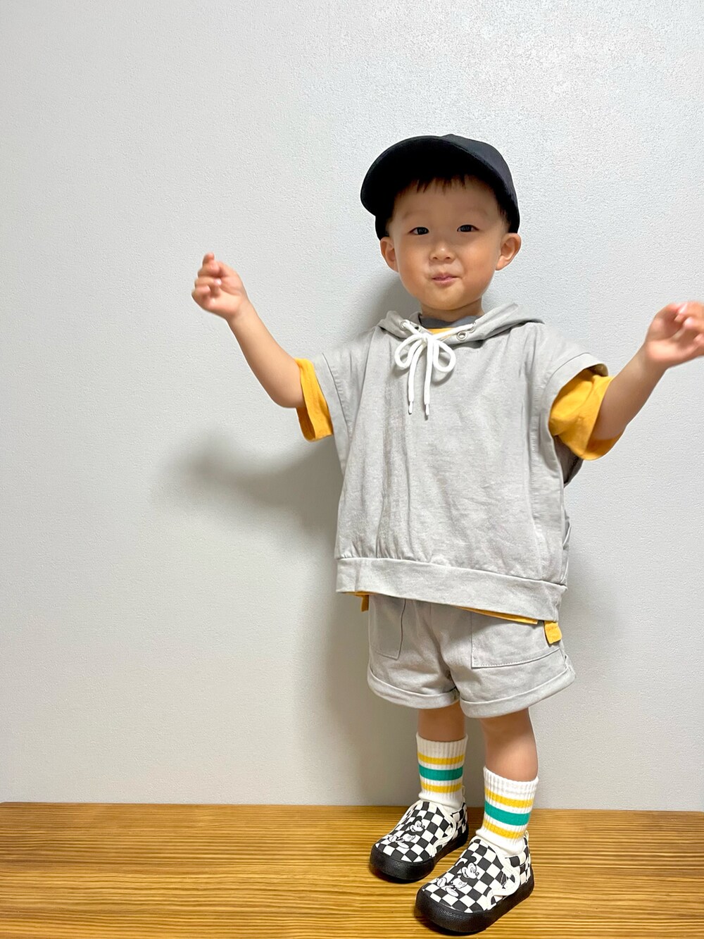 グレー系のスウェット、ブラック系のスリッポン、オレンジ系のTシャツ/カットソーを着用したキッズの春コーディネートの5枚目の写真