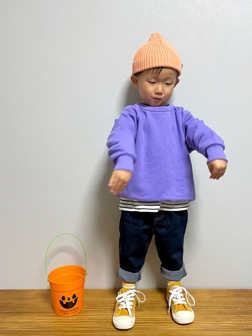 パープル系のスウェット、ブラック系のTシャツ/カットソー、ブルー系のデニムパンツを着用したキッズの秋コーディネートの3枚目の写真