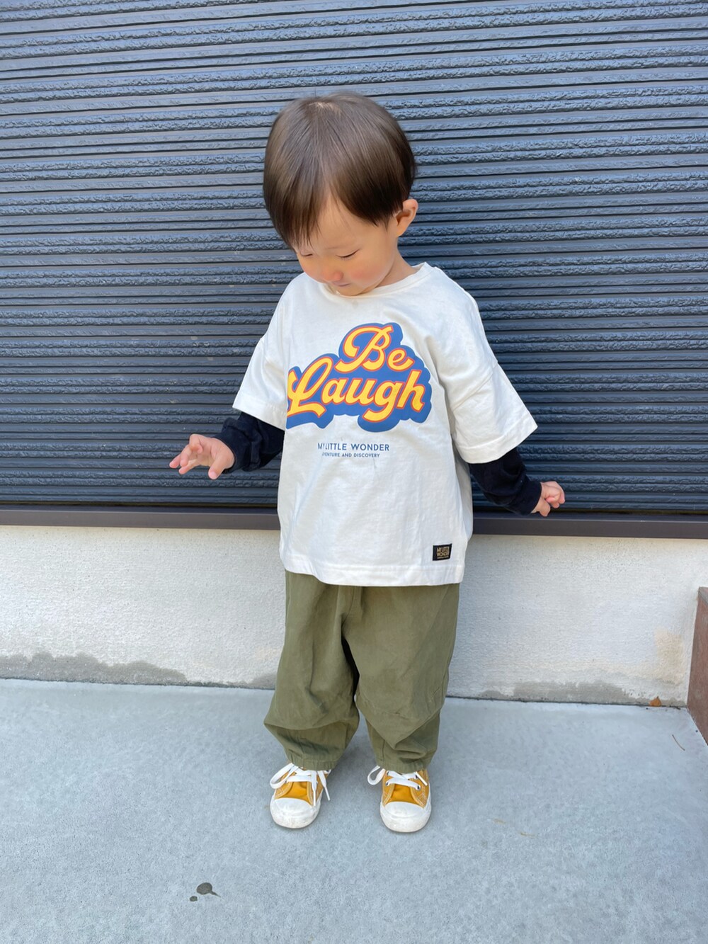 ホワイト系のTシャツ/カットソー、ブラック系のTシャツ/カットソー、ブルー系のデニムジャケットを着用したキッズの春コーディネートの4枚目の写真