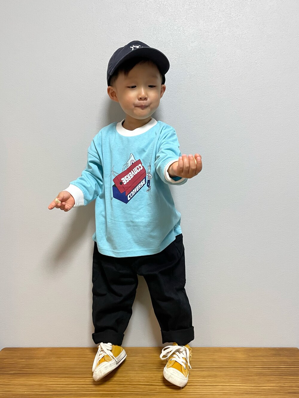 ブルー系のTシャツ/カットソー、ブラック系のその他パンツ、イエロー系のスニーカーを着用したキッズの春コーディネートの3枚目の写真