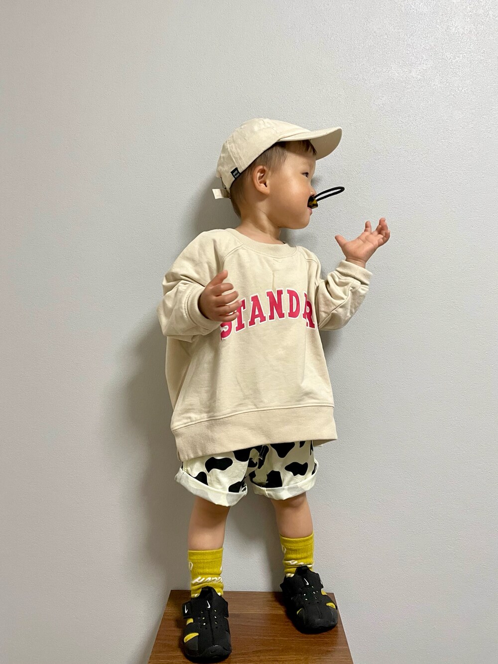 ベージュ系のスウェット、ホワイト系のその他パンツ、ブラック系のサンダルを着用したキッズの春コーディネートの5枚目の写真