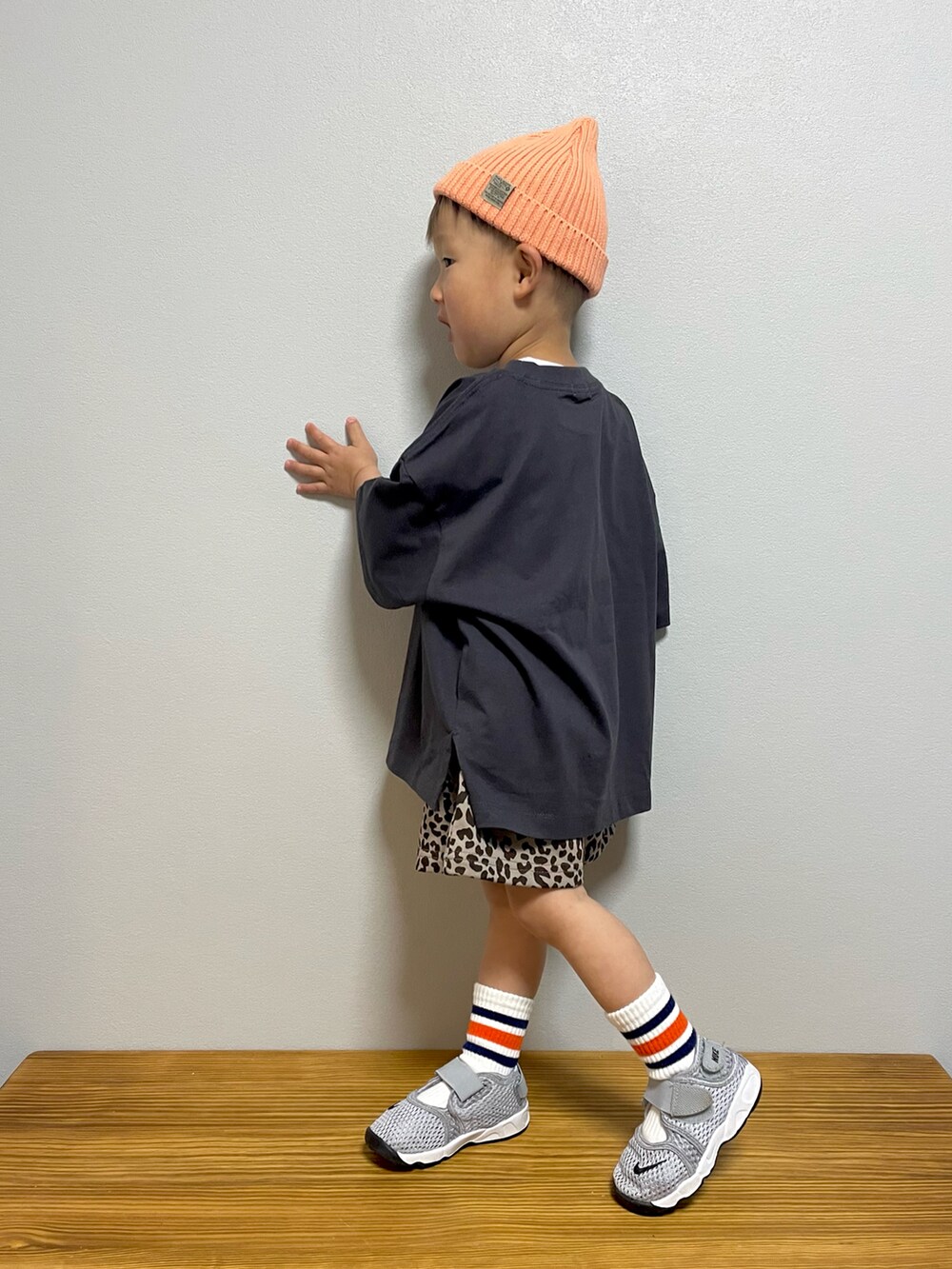 グレー系のTシャツ/カットソー、その他のその他パンツ、グレー系のスニーカーを着用したキッズの春コーディネートの2枚目の写真