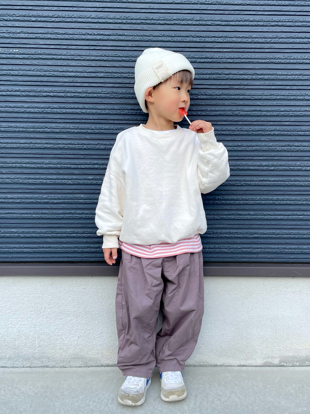 ピンク系のTシャツ/カットソー、ブラウン系のその他パンツ、ベージュ系のシューズを着用したキッズの冬コーディネートの2枚目の写真