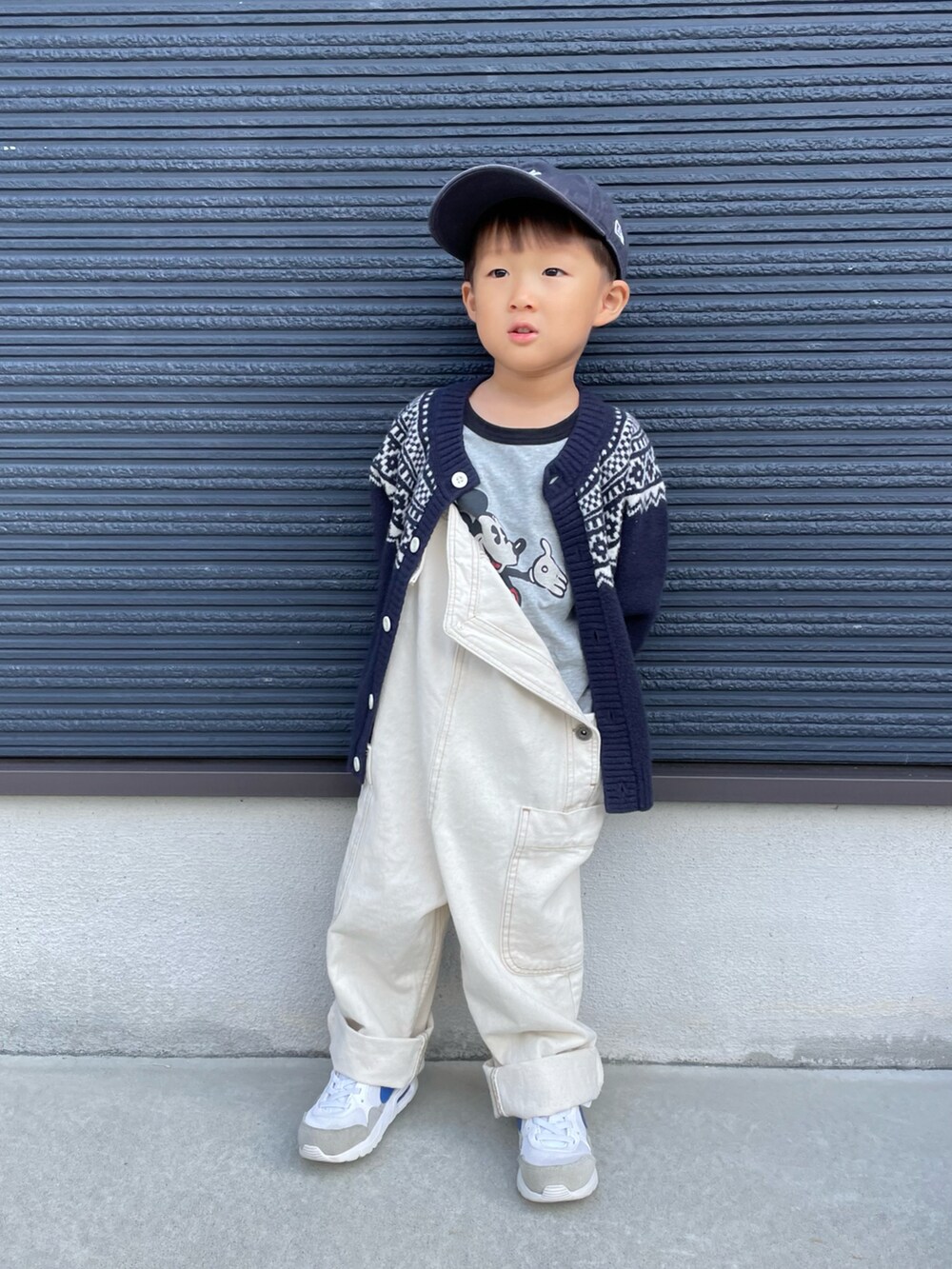 グレー系のTシャツ/カットソー、ブルー系のカーディガン/ボレロ、ホワイト系のサロペット/オーバーオールを着用したキッズの秋コーディネートの3枚目の写真