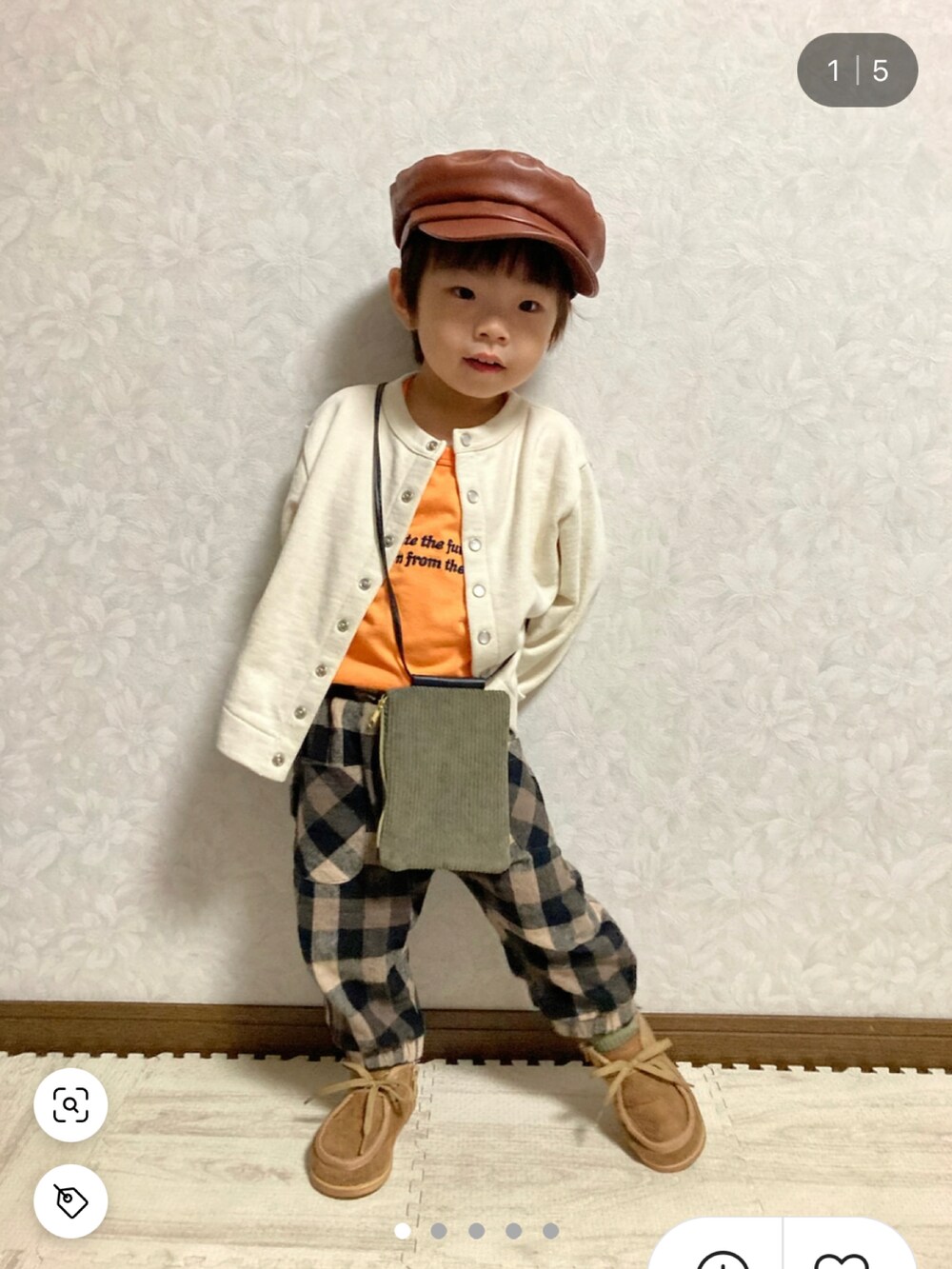 イエロー系のTシャツ/カットソー、ブラック系のノーカラージャケット、ベージュ系のその他パンツを着用したキッズの秋コーディネートの3枚目の写真