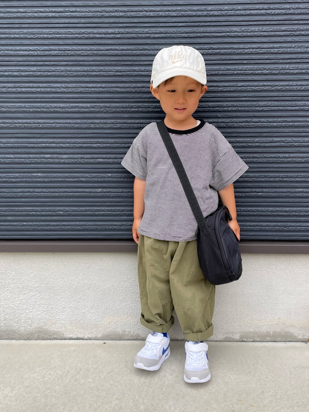 ブラック系のTシャツ/カットソー、ブラック系のショルダーバッグ、グリーン系のその他パンツを着用したキッズの夏コーディネートの2枚目の写真