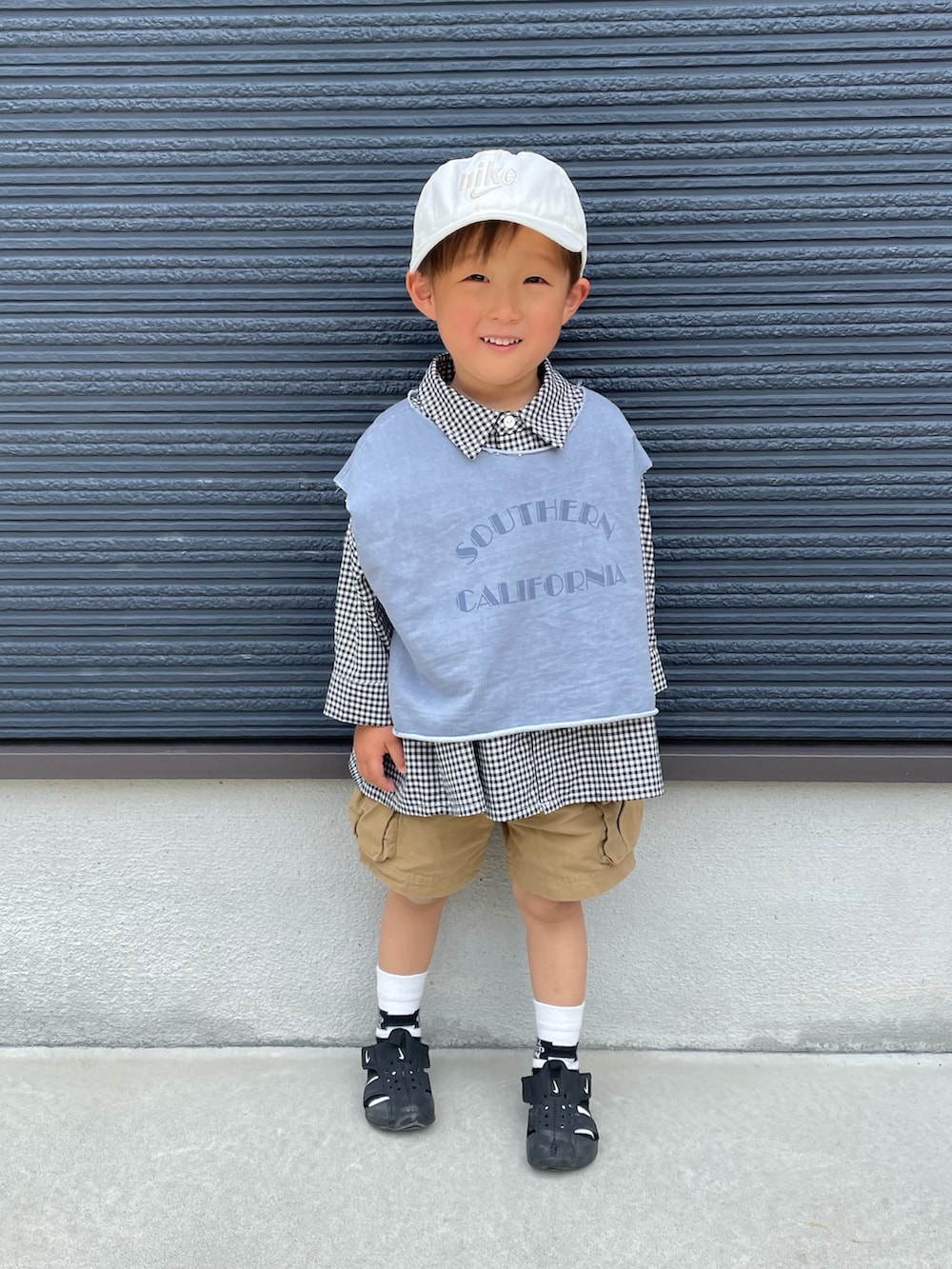 ブルー系のTシャツ/カットソー、ブラック系のシャツ/ブラウス、ベージュ系のその他パンツを着用したキッズの春コーディネートの3枚目の写真