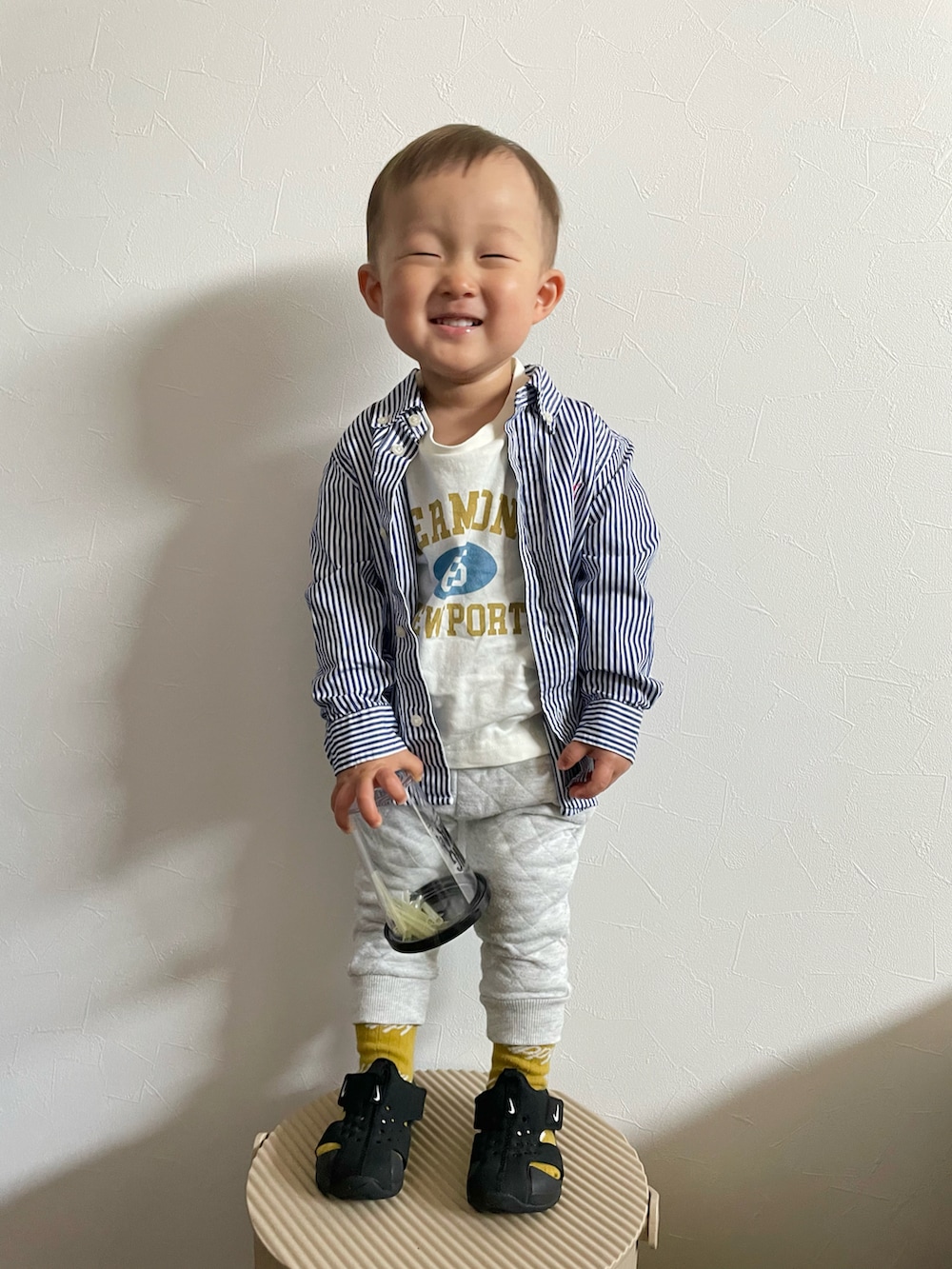 ブルー系のシャツ/ブラウス、ホワイト系のTシャツ/カットソー、ホワイト系のその他パンツを着用したキッズの春コーディネートの5枚目の写真