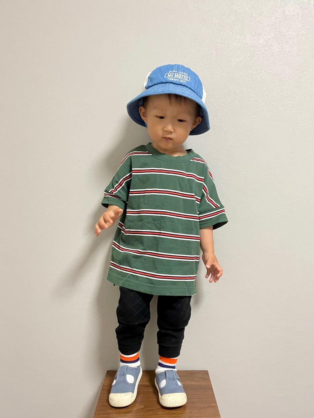 グリーン系のTシャツ/カットソー、ブルー系のシューズ、ブルー系のハットを着用したキッズの春コーディネートの3枚目の写真