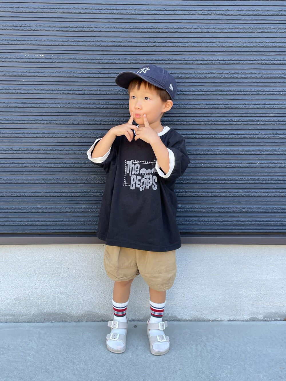 ブラック系のTシャツ/カットソー、ベージュ系のその他パンツ、ベージュ系のサンダルを着用したキッズの夏コーディネートの2枚目の写真