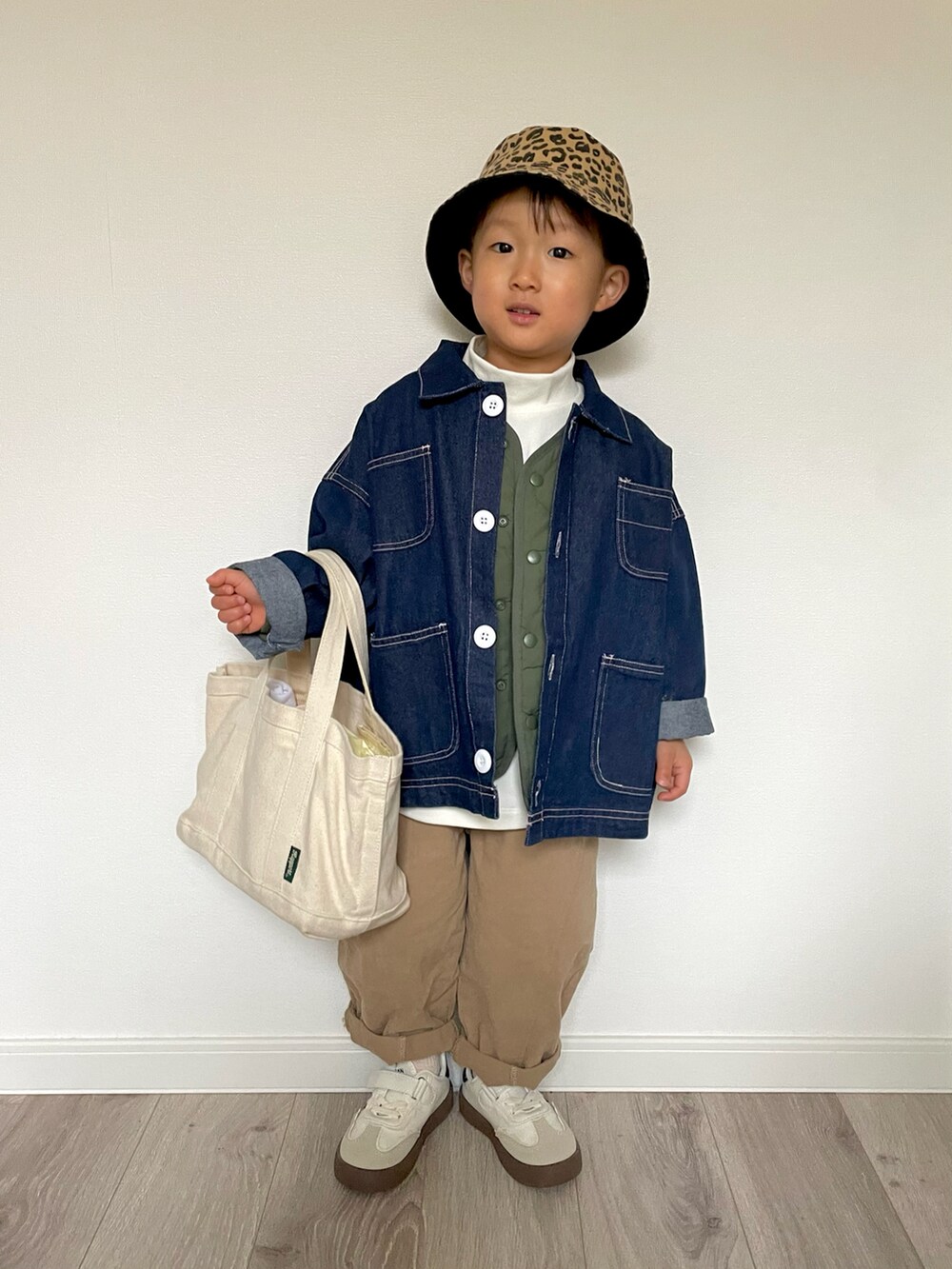 ブルー系のデニムジャケット、グリーン系のカーディガン/ボレロ、ホワイト系のTシャツ/カットソーを着用したキッズの冬コーディネートの2枚目の写真