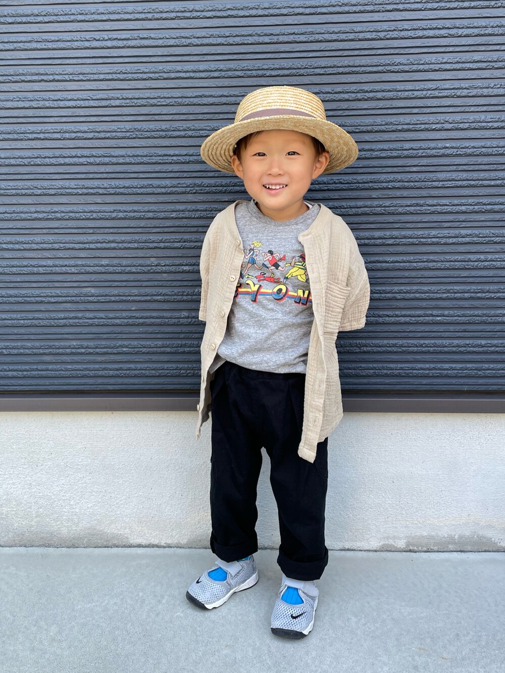 グレー系のTシャツ/カットソー、ベージュ系のシャツ/ブラウス、ブラック系のその他パンツを着用したキッズの春コーディネートの3枚目の写真