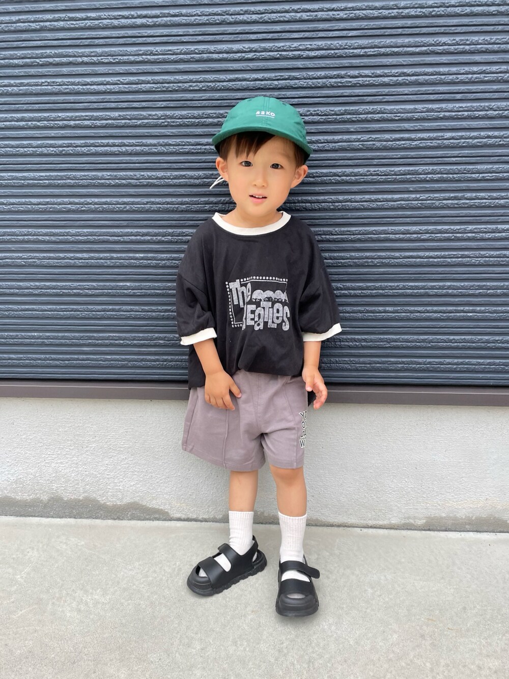 ブラック系のTシャツ/カットソー、グレー系のスウェットパンツ、ブラック系のサンダルを着用したキッズの夏コーディネートの2枚目の写真