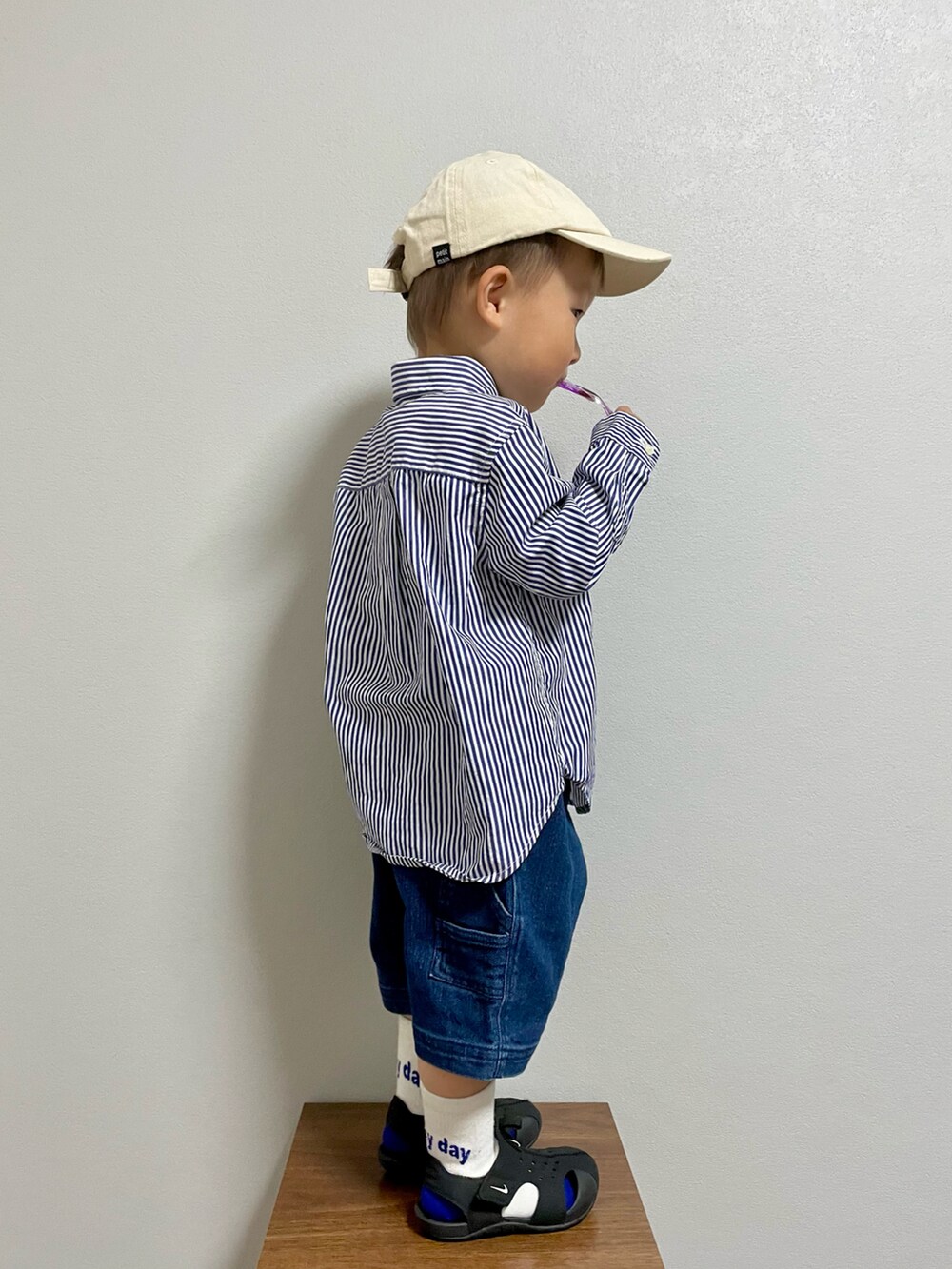 ブルー系のシャツ/ブラウス、ブルー系のデニムパンツ、ブラック系のサンダルを着用したキッズの春コーディネートの3枚目の写真