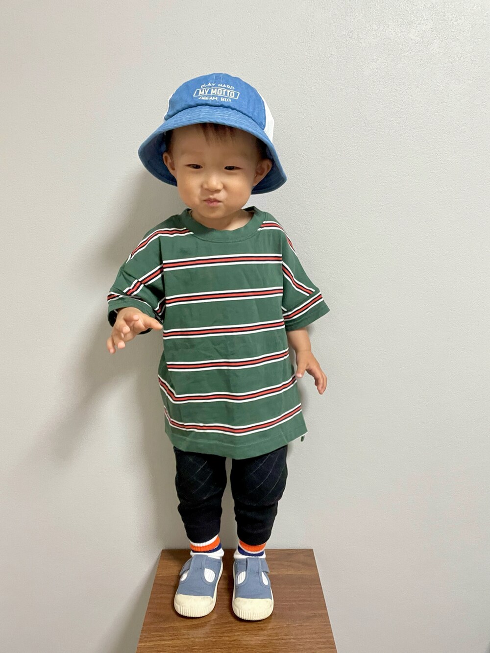 グリーン系のTシャツ/カットソー、ブルー系のシューズ、ブルー系のハットを着用したキッズの春コーディネートの4枚目の写真