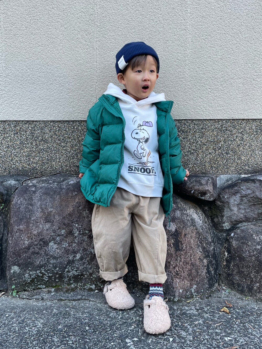 ホワイト系のパーカー、グリーン系のダウンジャケット/コート、ベージュ系のパンツを着用したキッズの冬コーディネートの4枚目の写真