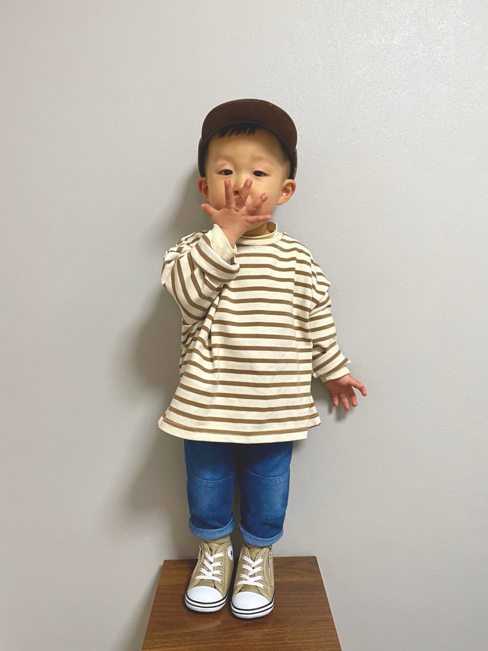 ブラウン系のTシャツ/カットソー、ホワイト系のTシャツ/カットソー、ブルー系のデニムパンツを着用したキッズの冬コーディネートの4枚目の写真