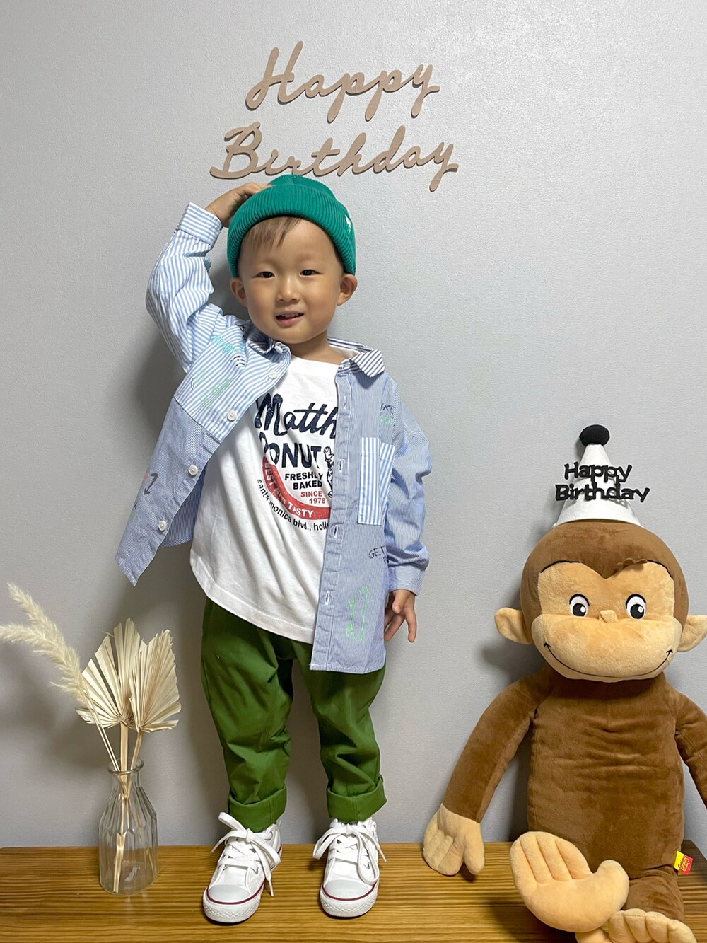 ブルー系のシャツ/ブラウス、ホワイト系のTシャツ/カットソー、グリーン系のその他パンツを着用したキッズの秋コーディネートの3枚目の写真