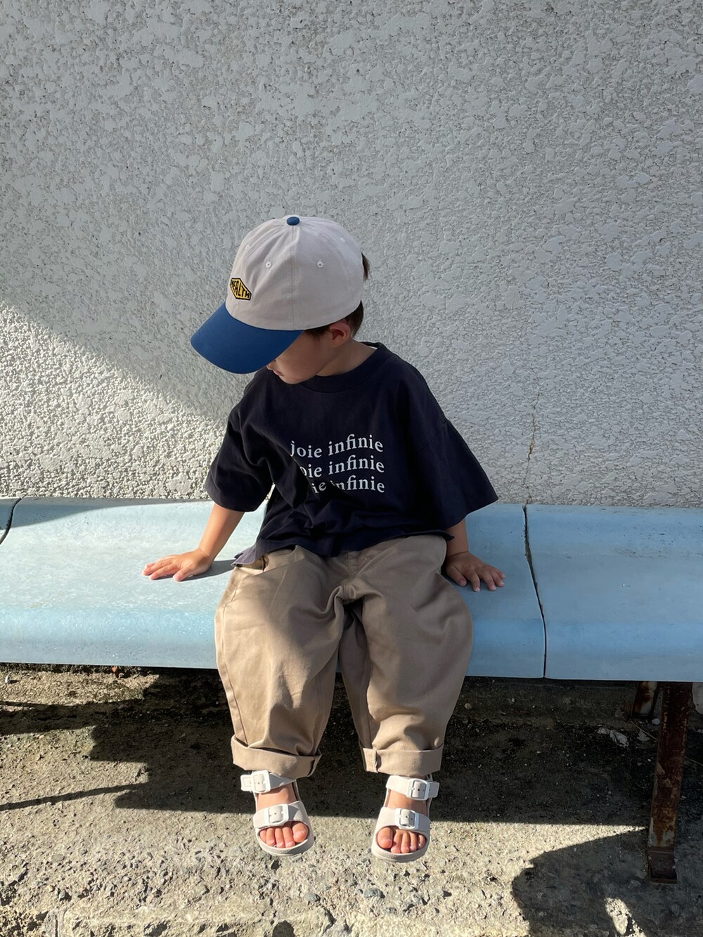 グレー系のTシャツ/カットソー、ベージュ系のチノパンツ、ベージュ系のサンダルを着用したキッズの夏コーディネートの2枚目の写真