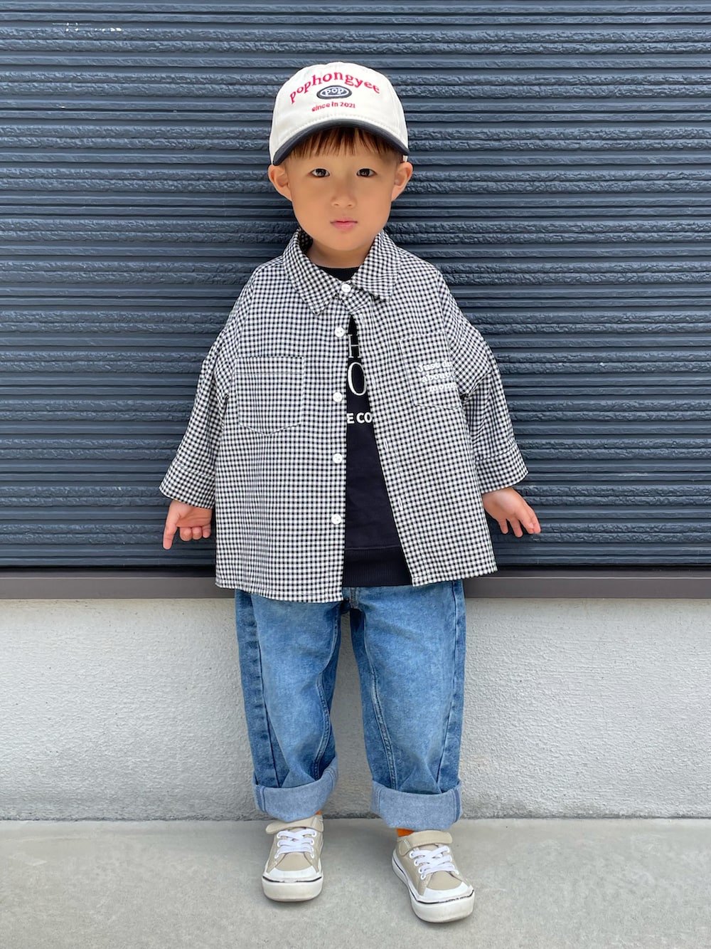 ブラック系のシャツ/ブラウス、ブラック系のスウェット、ブルー系のデニムパンツを着用したキッズの秋コーディネートの3枚目の写真