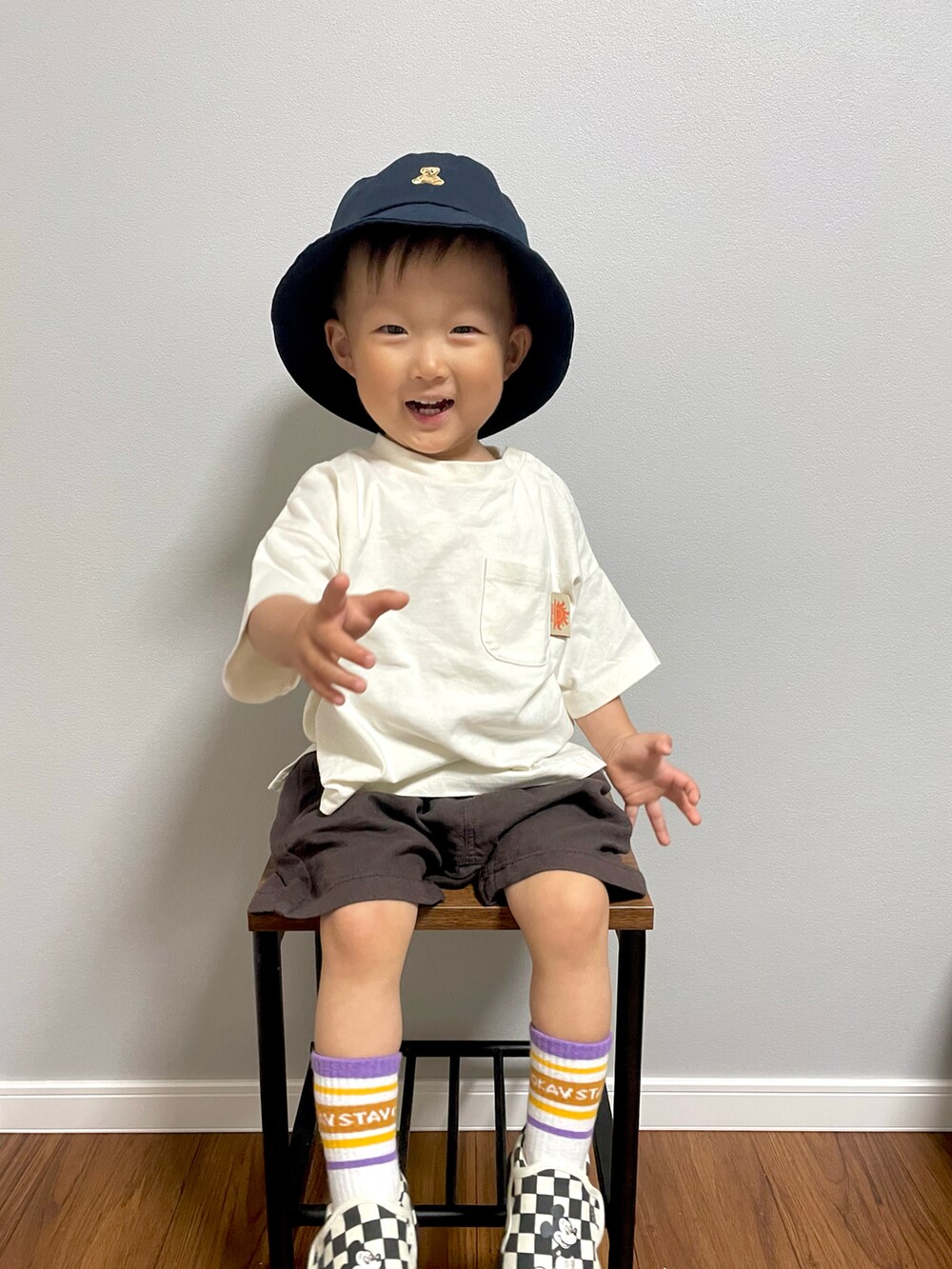 ホワイト系のTシャツ/カットソー、グレー系のその他パンツ、ブラック系のスリッポンを着用したキッズの春コーディネートの3枚目の写真