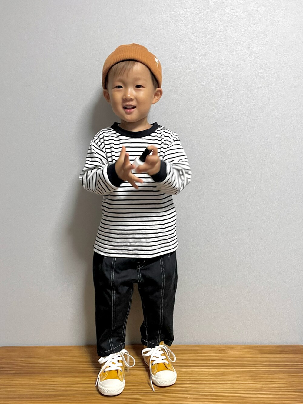 ブラック系のTシャツ/カットソー、ブラック系のパンツ、イエロー系のスニーカーを着用したキッズの秋コーディネートの3枚目の写真