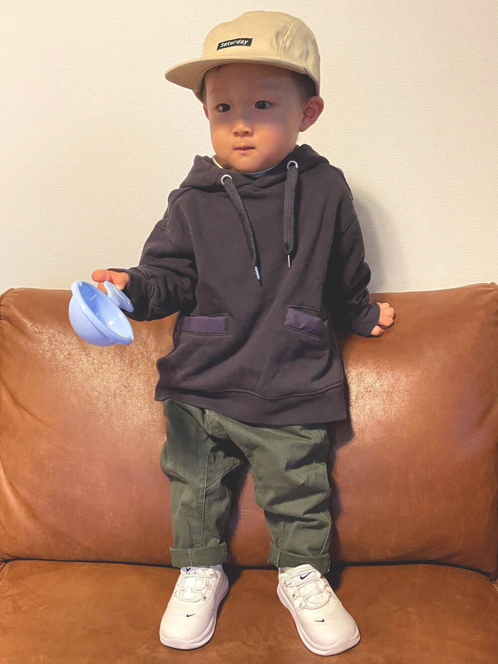 ホワイト系のTシャツ/カットソー、パープル系のパーカー、グリーン系のその他パンツを着用したキッズの冬コーディネートの2枚目の写真