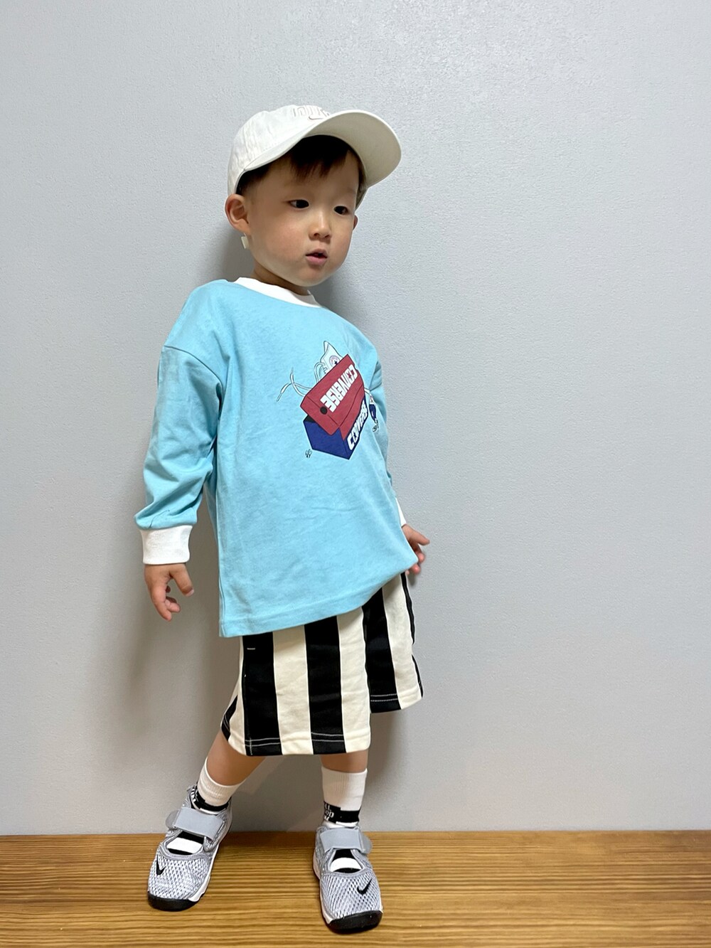 ブルー系のTシャツ/カットソー、ブラック系のその他パンツ、グレー系のスニーカーを着用したキッズの春コーディネートの4枚目の写真