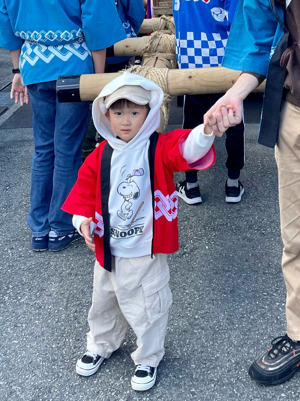 ホワイト系のパーカー、ベージュ系のその他パンツ、ブラック系のスニーカーを着用したキッズの秋コーディネートの4枚目の写真