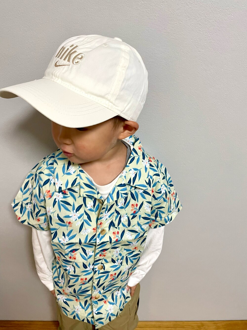 グリーン系のシャツ/ブラウス、ホワイト系のTシャツ/カットソー、ベージュ系のカーゴパンツを着用したキッズの春コーディネートの5枚目の写真