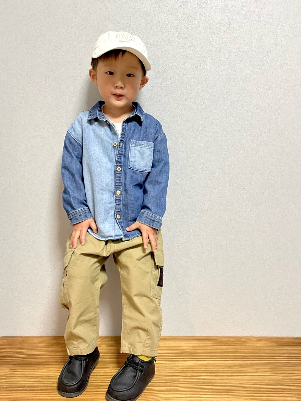 ホワイト系のTシャツ/カットソー、ベージュ系のカーゴパンツ、ブラック系のブーツを着用したキッズの春コーディネートの4枚目の写真