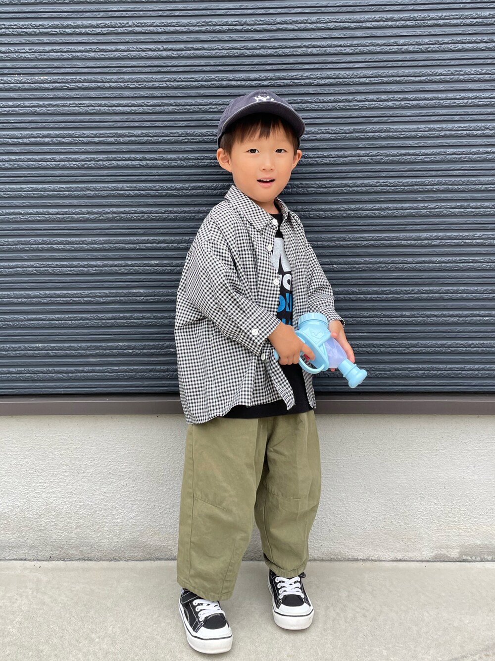 ブラック系のTシャツ/カットソー、ブラック系のシャツ/ブラウス、グリーン系のその他パンツを着用したキッズの秋コーディネートの2枚目の写真