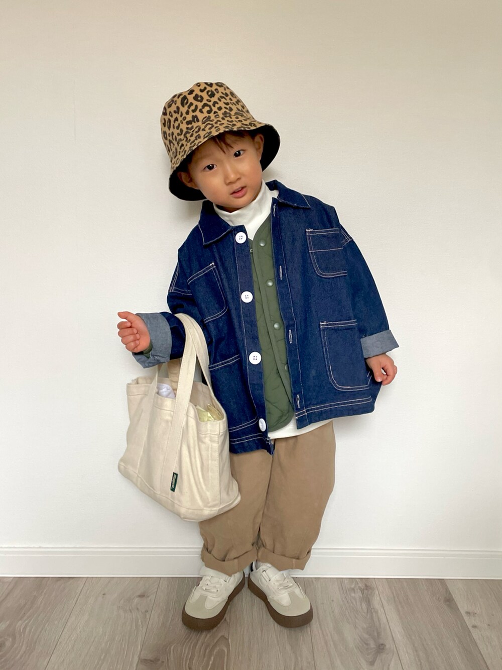ブルー系のデニムジャケット、グリーン系のカーディガン/ボレロ、ホワイト系のTシャツ/カットソーを着用したキッズの冬コーディネートの3枚目の写真