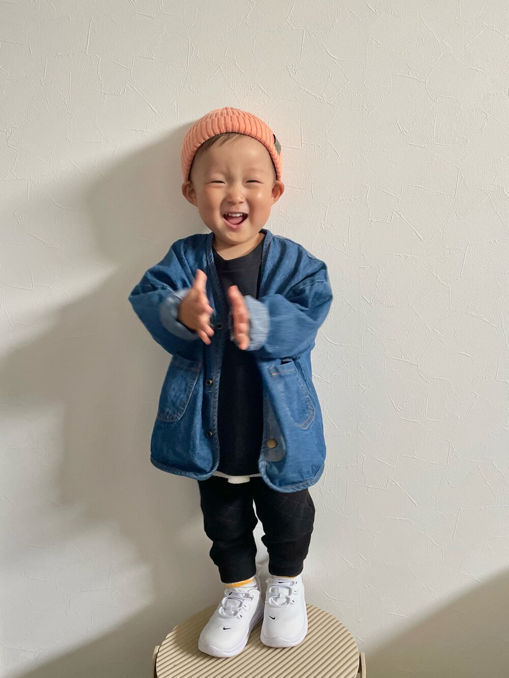 ブルー系のデニムジャケット、ブラック系のTシャツ/カットソー、ホワイト系のタンクトップを着用したキッズの春コーディネートの4枚目の写真