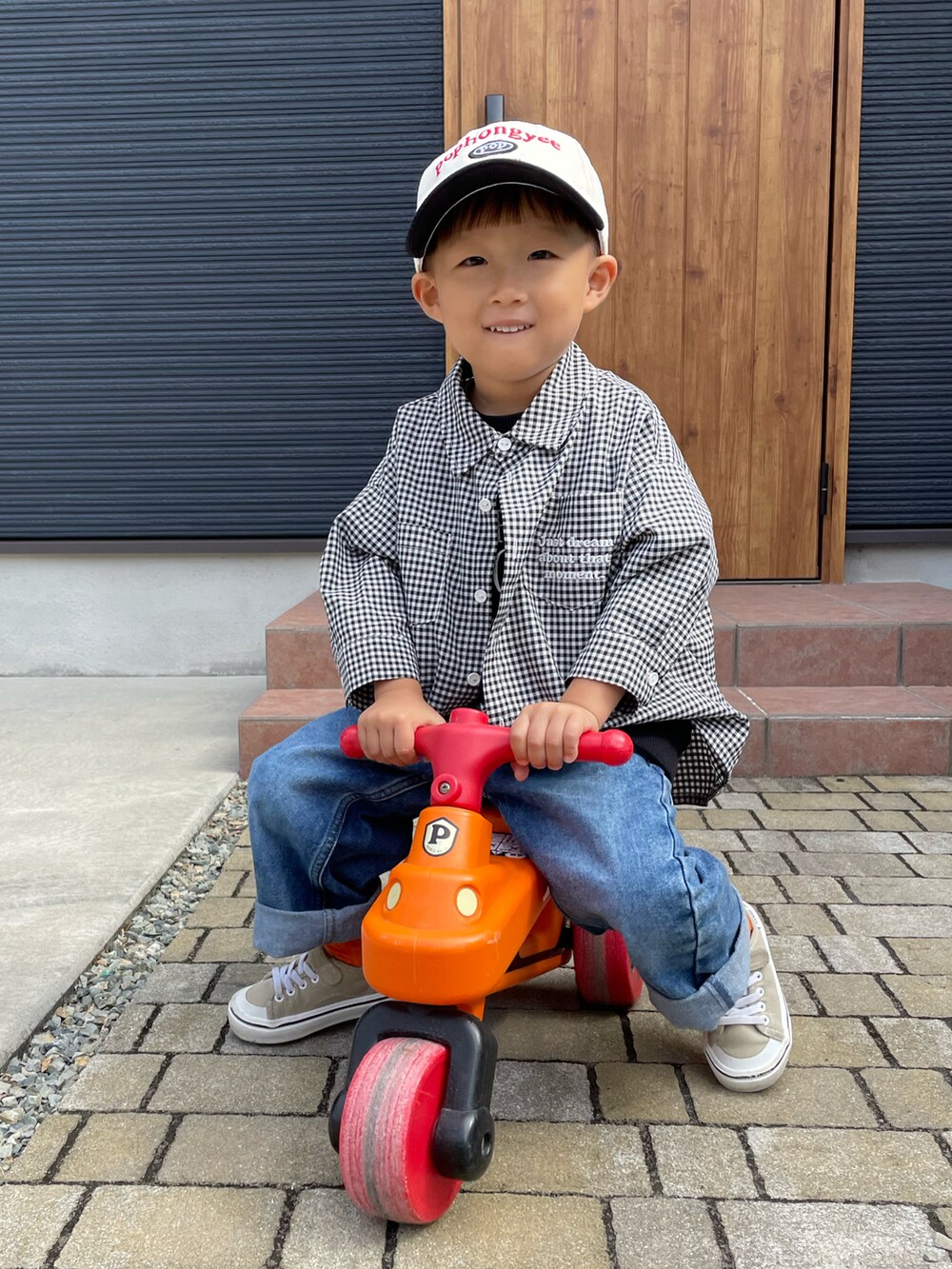 ブラック系のシャツ/ブラウス、ブラック系のスウェット、ブルー系のデニムパンツを着用したキッズの秋コーディネートの4枚目の写真