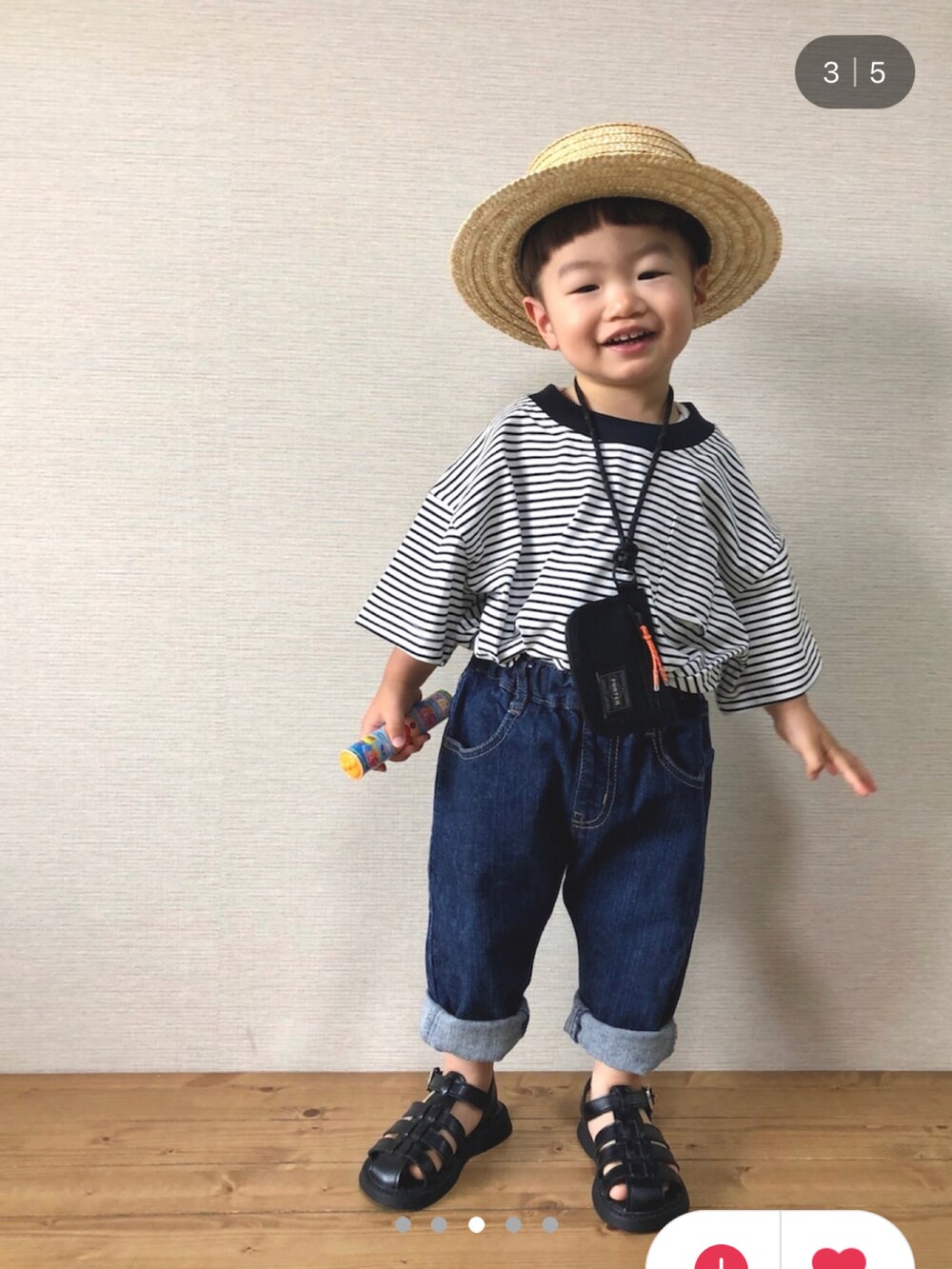 ブラック系のTシャツ/カットソー、ブルー系のデニムパンツ、ブラック系のサンダルを着用したキッズの夏コーディネートの3枚目の写真