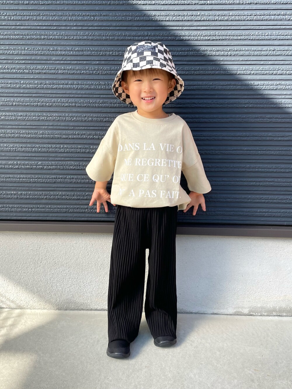 その他のTシャツ/カットソー、ブラック系のその他パンツ、ブラック系のスニーカーを着用したキッズの夏コーディネートの4枚目の写真